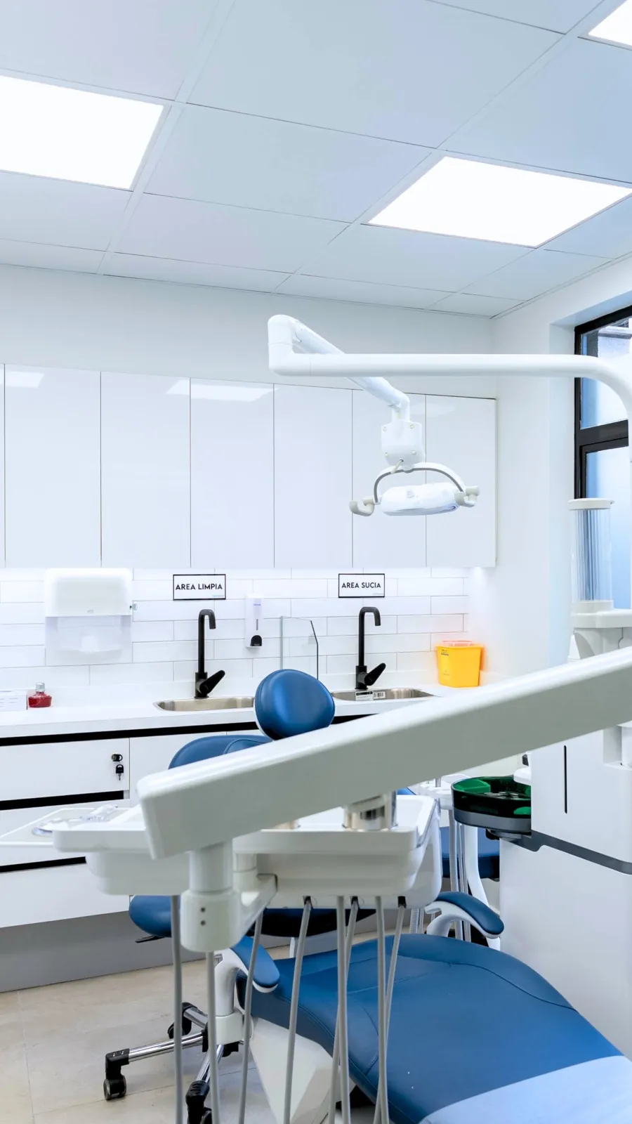 Box de atención odontológica equipado de CPH Salud en Santiago, con sillón dental y áreas limpia y sucia diferenciadas