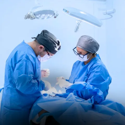Cirujanos de CPH Salud operando en el pabellón quirúrgico