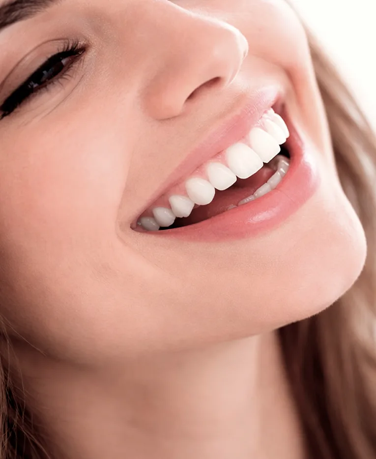 Primer plano de una sonrisa con encías sanas tras el tratamiento periodontal en CPH Salud