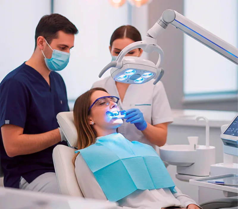 Sesión de blanqueamiento dental con el sistema Polus Advanced Ultra en CPH Salud
