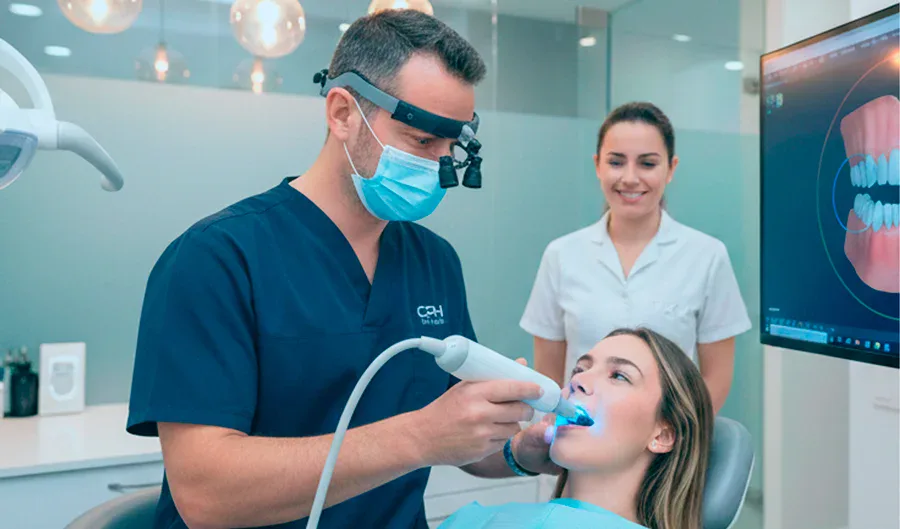 Especialista de CPH Salud escaneando la boca de una paciente con el scanner intraoral, con el modelo 3D en pantalla