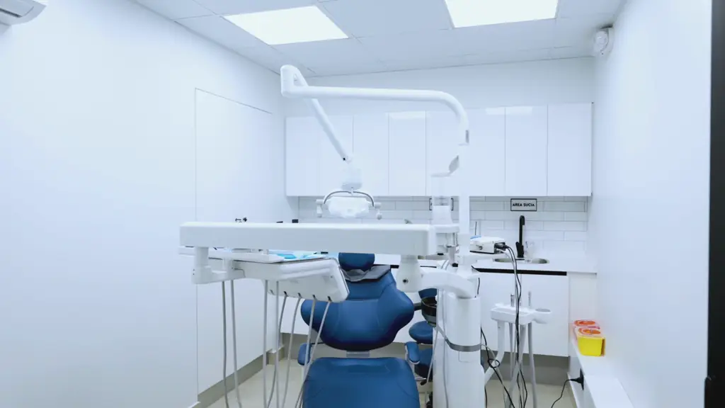 Box de atención odontológica equipado de CPH Salud en Santiago