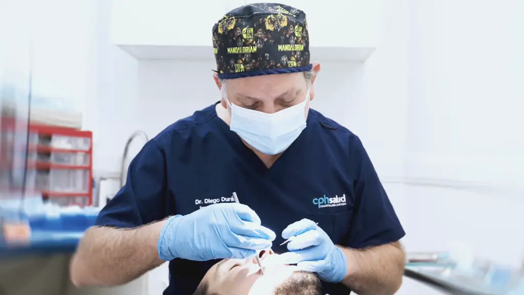 Odontólogo de CPH Salud conversando con una paciente durante la atención en el box