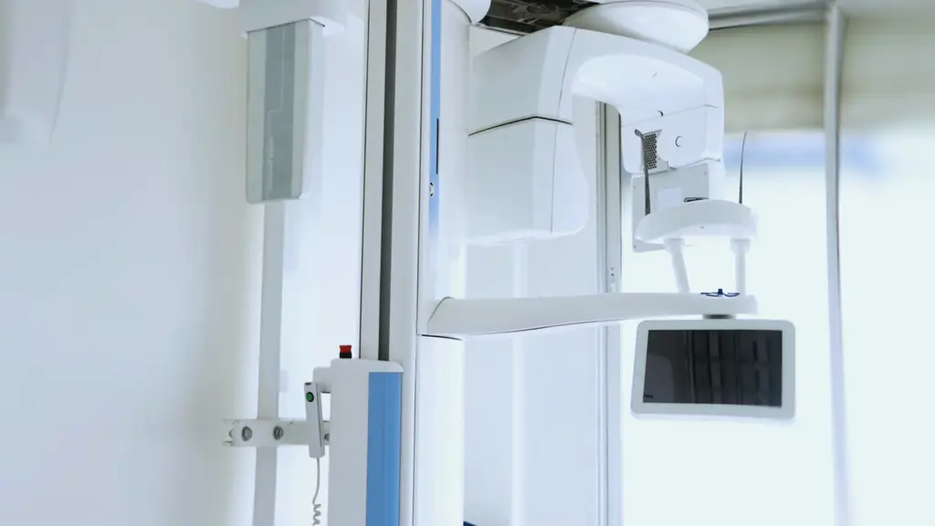 Odontóloga de CPH Salud preparando la atención en el box clínico