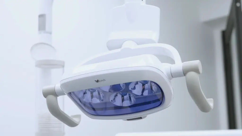 Lámpara del box dental de CPH Salud durante una atención