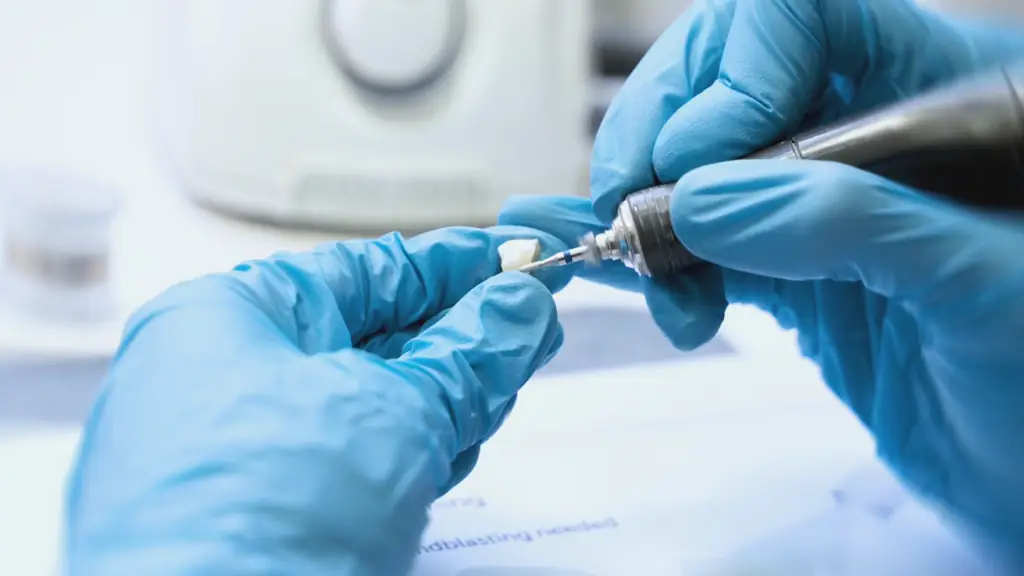 Manos con guantes trabajando con una pieza de mano durante un tratamiento dental en CPH Salud