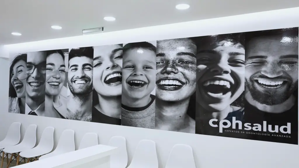 Mural con la marca de CPH Salud en el interior de la clínica