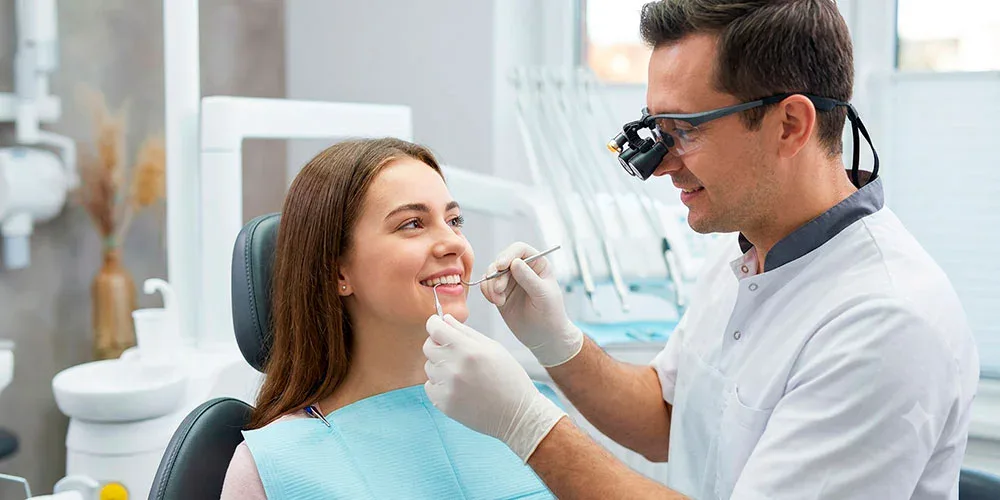 Paciente en consulta odontológica evaluando una rehabilitación oral de urgencia